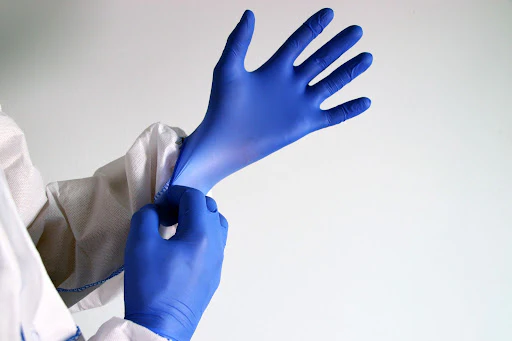 Naviguer dans la chaîne d'approvisionnement mondiale des gants en nitrile : un guide pour l'approvisionnement stratégique Un responsable des achats analysant un inventaire complexe de divers gants de travail en nitrile.