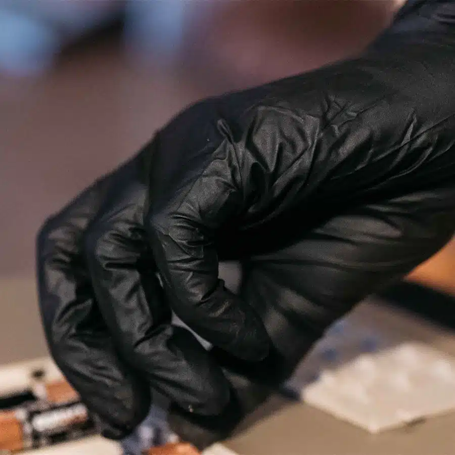 Nitrile vs. Latex : Une comparaison approfondie des technologies de revêtement de gants gants en nitrile